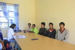 Các hộ dân tộc thiểu số thế chấp tài sản cho ông Bình vay hoặc sang nhượng quyền sử dụng đất cho ông Bình báo cáo chính quyền xã Ia Bă, huyện Ia Grai (Gia Lai). (Ảnh: Hồng Điệp/TTXVN)