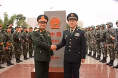Bộ trưởng Ngô Xuân Lịch và Bộ trưởng Ngụy Phượng Hòa chụp ảnh chung tại cột mốc 943. (Nguồn: qdnd.vn)