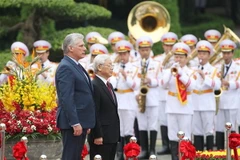 Tổng Bí thư, Chủ tịch nước Nguyễn Phú Trọng và Chủ tịch Hội đồng Nhà nước và Hội đồng Bộ trưởng Cuba Miguel Mario Díaz-Canel Bermúdez trên bục danh dự nghe Quân nhạc cử Quốc thiều hai nước. (Ảnh: Lâm Khánh/TTXVN)