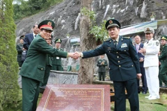 Bộ trưởng Quốc phòng Ngô Xuân Lịch bắt tay Bộ trưởng Quốc phòng Trung Quốc Ngụy Phượng Hòa tại lễ tham gia trồng cây lưu niệm ở Khu di tích lịch sử Pác Bó (Cao Bằng). (Ảnh: Dương Giang/TTXVN)