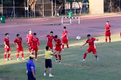 Các tuyển thủ được ban huấn luyện cho khởi động trước khi bước vào tập chiến thuật. (Ảnh: Phạm Kiên/TTXVN)