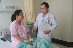 Sản phụ Lê Bích Hà tiếp tục được điều trị tại Bệnh viện đại học Y dược Shing Mark. (Ảnh: Lê Xuân/TTXVN)