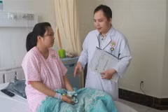Sản phụ Lê Bích Hà tiếp tục được điều trị tại Bệnh viện đại học Y dược Shing Mark. (Ảnh: Lê Xuân/TTXVN)