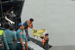 Vật thể nghi là mảnh vỡ của máy bay. (Ảnh: Đỗ Quyên/Vietnam+)