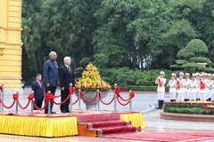 Tổng Bí thư, Chủ tịch nước Nguyễn Phú Trọng và Tổng thống Ấn Độ Ram Nath Kovind trên bục danh dự, nghe Quân nhạc cử Quốc thiều hai nước. (Ảnh: Trí Dũng/TTXVN)