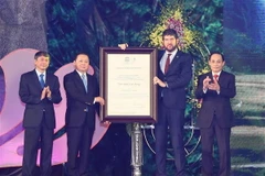 Ông Michael Croft, Trưởng đại diện Văn phòng UNESCO tại Việt Nam, trao Danh hiệu Công viên địa chất toàn cầu UNESCO Non nước Cao Bằng. (Ảnh: Thống Nhất/TTXVN)