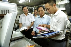 Đoàn liên ngành kiểm tra an toàn thực phẩm tại căng tin Học viện Nông nghiệp, Gia Lâm, Hà Nội. (Ảnh: Dương Ngọc/TTXVN)