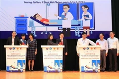 Lễ bấm nút thắp sáng, chung tay hành động, chống kháng thuốc. (Ảnh: An Đăng/TTXVN)