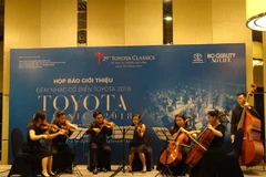 Các học viên đến từ Nhạc viện Thành phố Hồ Chí Minh biểu diễn tại buổi họp báo. (Ảnh: Gia Thuận/TTXVN)