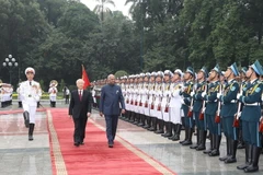 Tổng Bí thư, Chủ tịch nước Nguyễn Phú Trọng và Tổng thống Ấn Độ Ram Nath Kovind duyệt Đội danh dự Quân đội nhân dân Việt Nam. (Ảnh: Trí Dũng/TTXVN)