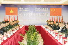 Đại tướng Ngô Xuân Lịch, Bộ trưởng Bộ Quốc phòng Việt Nam hội đàm với Thượng tướng Ngụy Phượng Hòa, Bộ trưởng Bộ Quốc phòng Trung Quốc. (Ảnh: Dương Giang/TTXVN)