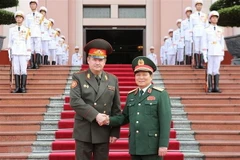 Bộ trưởng Quốc phòng Ngô Xuân Lịch và Bộ trưởng Quốc phòng Belarus Andrei Alekseyevich Ravkov chụp ảnh chung. (Ảnh: Dương Giang/TTXVN)