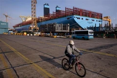 Một tàu chở hàng container đang được đóng mới tại xưởng đóng tàu của Daewoo DSME ở Okpo, cách thành phố Busan khoảng 60km về phía Nam. (Nguồn: AFP/TTXVN)