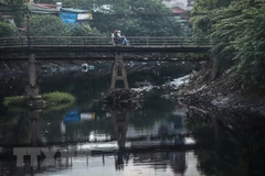 Một đoạn sông Nhuệ tù đọng, đen ngòm. (Ảnh: Trọng Đạt/TTXVN)