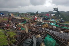 Lều quán, nhà cửa bị lốc xoáy cuốn đổ sập. (Ảnh: Thế Lập/TTXVN)