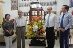 Bí thư Thành ủy Thành phố Hồ Chí Minh Nguyễn Thiện Nhân thăm giáo sư-tiến sỹ Trần Hồng Quân. (Ảnh: Thu Hoài/TTXVN)