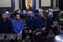 Các bị cáo tại phiên tòa ngày 28/11. (Ảnh: Thành Chung/TTXVN)