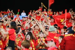 Cổ động viên phủ kín sắc đỏ trên khán đài sân vận động Mỹ Đình. (Ảnh: Trọng Đạt/TTXVN)