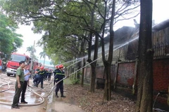 Lực lượng Cảnh sát phòng cháy chữa cháy tỉnh Vĩnh Phúc chữa cháy tại hiện trường. (Ảnh: Nguyễn Thảo/TTXVN)