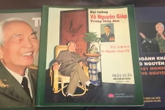 Cuốn sách của nghệ sỹ nhiếp ảnh, nhà báo Trần Tuấn. (Ảnh: Mỹ Bình/Vietnam+)