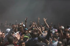 Xung đột giữa người biểu tình Palestines và binh sỹIsrael tại khu vực biên giới dải Gaza và Israel ngày 14/5. (Nguồn: THX/TTXVN)