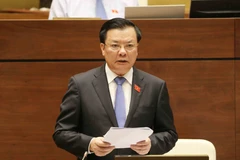 Bộ trưởng Bộ Tài Chính Đinh Tiến Dũng giải trình làm rõ vấn đề Đại biểu Quốc hội nêu. (Ảnh: Phương Hoa/TTXVN)