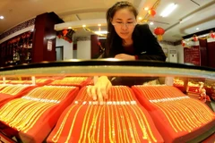 Vàng trang sức được bày bán tại một cửa hàng ở Sơn Đông, Trung Quốc. (Nguồn: AFP/TTXVN)