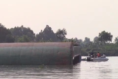 Các lực lương chức năng phối hợp tìm kiếm người mất tích. (Ảnh: Nguyễn Văn Việt/TTXVN)