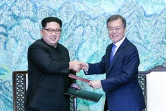 Nhà lãnh đạo Triều Tiên Kim Jong-un (ảnh, trái) và Tổng thống Hàn Quốc Moon Jae-in. (Nguồn: THX/TTXVN)