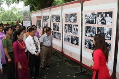 Các đại biểu tham quan triển lãm. (Ảnh: Thanh Tùng/TTXVN)