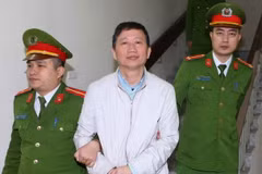 Cảnh sát dẫn giải bị cáo Trịnh Xuân Thanh về trại giam. (Ảnh: An Đăng/TTXVN)