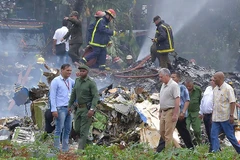 Chủ tịch Cuba Miguel Diaz-Canel (thứ 2, phải, phía trước) thị sát tình hình tại hiện trường máy bay rơi và chỉ đạo công tác cứu nạn. (Nguồn: TTXVN phát)