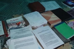 Các loại tài liệu dùng để hành lễ, truyền đạo trái phép bị thu giữ tại Thanh Hóa. (Ảnh minh họa: TTXVN phát)