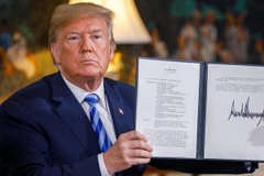 Tổng thống Mỹ Donald Trump xác nhận đã ký Bản ghi nhớ về việc rút Mỹ khỏi JCPOA tại Nhà Trắng ở Washington DC., ngày 8/5. (Nguồn: THX/TTXVN)