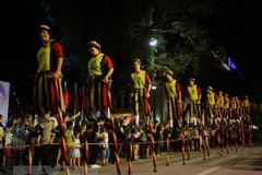 Tiết mục biểu diễn đi cà kheo của các nghệ sỹ đến từ Vương quốc Bỉ. (Ảnh: Thanh Tùng/TTXVN)