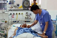 Các bác sỹ đang điều trị tích cực cho bệnh nhân. (Ảnh: Quân Trang/TTXVN)