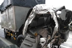 Xe tải bị nát đầu sau vụ tai nạn. (Ảnh: Minh Trí/TTXVN)
