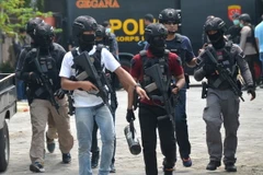 Cảnh sát Indonesia trong chiến dịch truy quét tội phạm sau vụ đánh bom ở Surabaya, Indonesia ngày 14/5. (Nguồn: AFP/TTXVN)