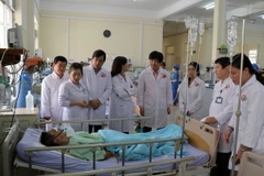 Đoàn công tác của Bộ y tế và Sở Y tế Lâm Đồng thăm hỏi các nạn nhân. (Ảnh: Đặng Tuấn/TTXVN)