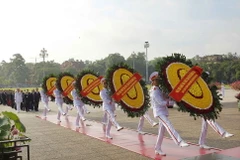 Đoàn lãnh đạo Đảng, Nhà nước đặt vòng hoa và vào Lăng viếng Chủ tịch Hồ Chí Minh. (Ảnh: Văn Điệp/TTXVN)