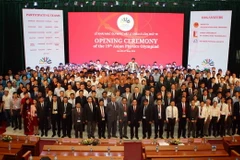 Đại biểu dự lễ chụp ảnh chung cùng các đoàn về tham dự Olympic Vật lý châu Á lần thứ 19 (APhO 2018). (Ảnh: Thanh Tùng/TTXVN)