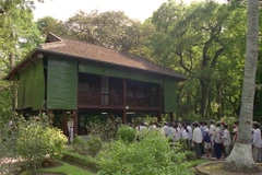 Nhà sàn Bác Hồ trong Phủ Chủ tịch. (1998). (Ảnh: Đình Na/TTXVN)