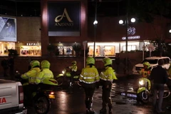 Binh sỹ Colombia tuần tra xung quanh khu vực trung tâm thương mại Andino ở Bogota. (Nguồn: EPA/TTXVN)