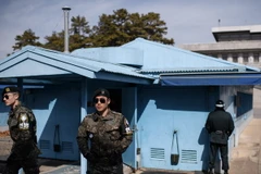 Binh sỹ Hàn Quốc gác tại khu vực làng đình chiến Panmunjom, khu phi quân sự hóa DMZ giữa hai miền Triều Tiên, ngày 21/2. (Nguồn: AFP/TTXVN)