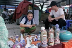 Những bức tượng dùng để trang trí, trưng bày cũng được bày bán rất nhiều. (Ảnh: Thanh Hoa/TTXVN)