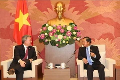 Phó Chủ tịch Quốc hội Đỗ Bá Tỵ tiếp Thượng nghị sỹ Cory Gardner. (Ảnh: Dương Giang/TTXVN)