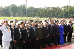 Đoàn lãnh đạo Đảng, Nhà nước đặt vòng hoa và vào Lăng viếng Chủ tịch Hồ Chí Minh . (Ảnh: Văn Điệp/TTXVN)