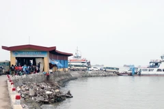 Bến phà Gót ùn ứ hàng km trong ngày 29/4. (Ảnh: Hoàng Ngọc/TTXVN)