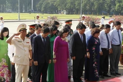 Đoàn đại biểu thành phố Hà Nội đặt vòng hoa và vào Lăng viếng Chủ tịch Hồ Chí Minh. (Ảnh: Văn Điệp/TTXVN)
