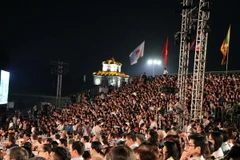 Hàng vạn người dân và khách du lịch tham dự lễ bế mạc Festival Huế 2018. (Ảnh: Quốc Việt/TTXVN)